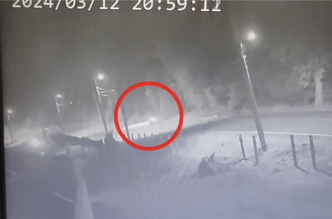警方調監視器發現一對情侶檔涉案。（讀者提供／洪靖宜高雄傳真）