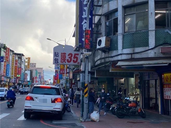 花蓮縣警局去年共接獲逾4萬件檢舉案件，經審核成立件數則有1.7萬件，舉發開單前3名為岔路口10米內臨時停車、未依規定使用燈光，及不遵守標誌、標線與號誌指示；圖為違規示意圖。（本報資料照片）