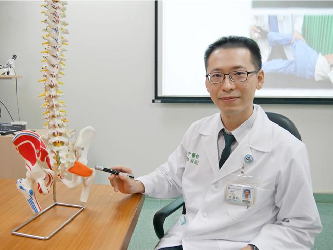 台南柳營奇美醫院中醫部醫師許益彰表示，春季養生最大的重點其實就在於「養肝」，若能針對個人體質的不同搭配相應的食療，更可收事半功倍之效。（柳營奇美醫院提供／張毓翎台南傳真）