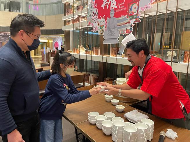 温莎咖啡厅自助Buffet邀请日籍艺人梦多担任一日店长与现场民眾一同互动。(图/裕元花园提供)