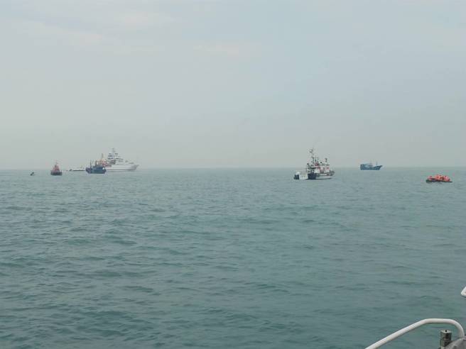 大陸漁船金門海域翻覆6人落海，兩岸聯合海空搜救。(海巡署提供)