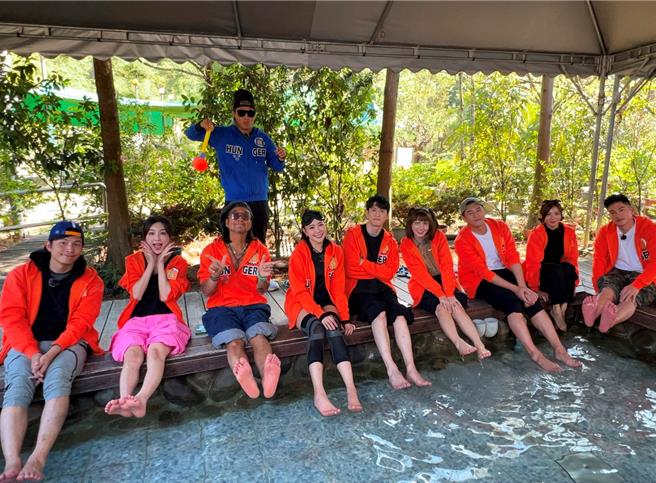 蔡黄汝（右2）罕见露脚趾，成为节目看点。（中视提供）