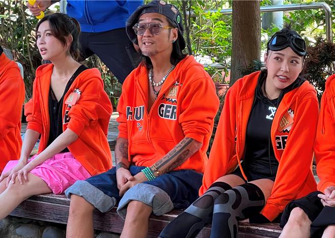 孙兴（中）罕上外景节目，左为林采薇、右为宋城希。（中视提供）