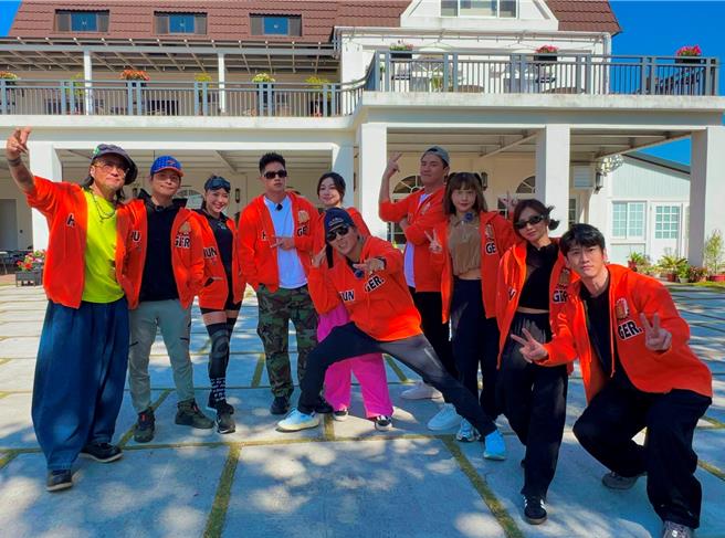 孙兴（左起）、孙协志、宋城希、许孟哲、林采薇、王仁甫、阿布、峮峮、蔡黄汝、孙沁岳。（中视提供）