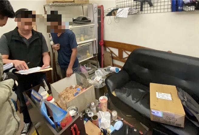 台中市刑大侦三队在宜兰县1处农舍，破获吕姓男子改造枪枝工作室，查扣列管模拟枪及安非他命毒品，讯后将吕男移送宜兰地检署，检察官裁定3	万元交保。（警方提供／王煌忠台中传真）