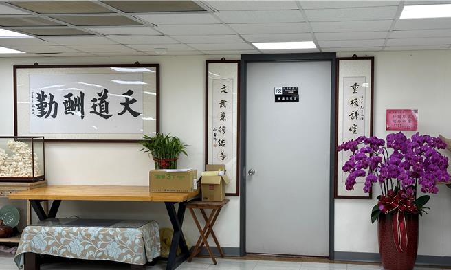 國民黨台北市議員陳重文疑似涉及弊案，其議會研究室14日上午遭到檢調搜索調查。（丁上程攝）