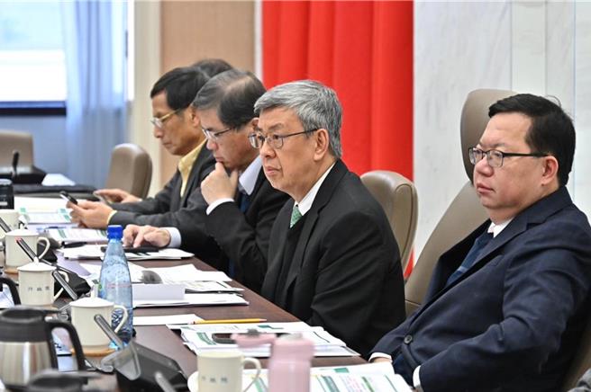行政院长陈建仁（右二）。（行政院提供）