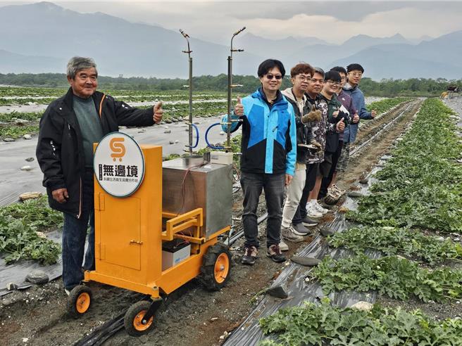 国立东华大学洄澜共好大学社会责任中心（USR）师生，今年研发一套智慧农用自走车，协助瓜农农务工作，大幅节省工作人力与时间。（民眾提供／罗亦晽花莲传真）