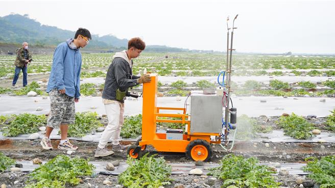 国立东华大学洄澜共好大学社会责任中心（USR）师生，今年研发一套智慧农用自走车，协助瓜农农务工作，大幅节省工作人力与时间。（民眾提供／罗亦晽花莲传真）