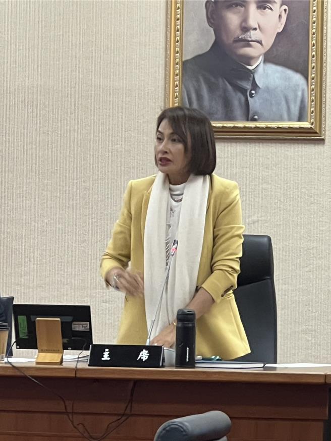 立委关心中油天然气安全存量，身为经济委员会主席的邱议莹竟起身阻挡中油回答，说属国家机密请委员私下了解。(王玉树摄) 