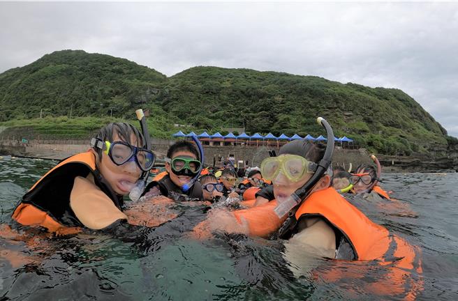 以推广海洋教育闻名的鼻头国小，吸引新加坡电视台利用一年的时间深入纪录学校与在地特色结合的课程与教学。（新北教育局提供）