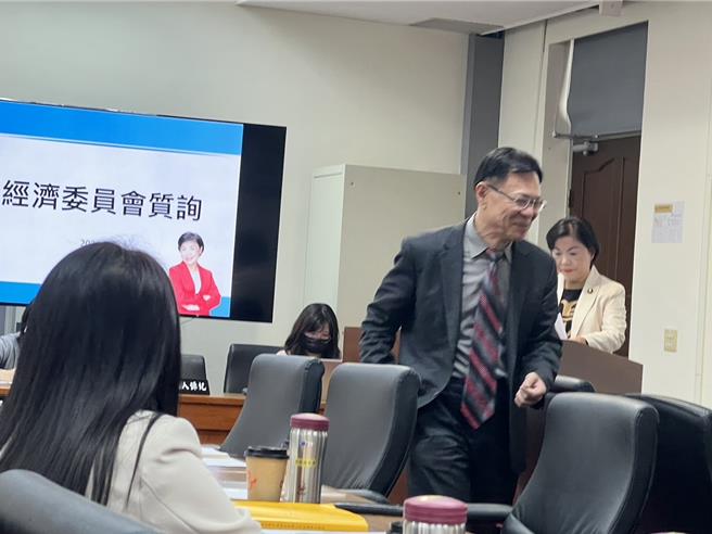 今天民眾党立委张启楷今在立法院，以两岸兵凶战危，质询中油天然气存量倒底可以撑几天？(王玉树摄)