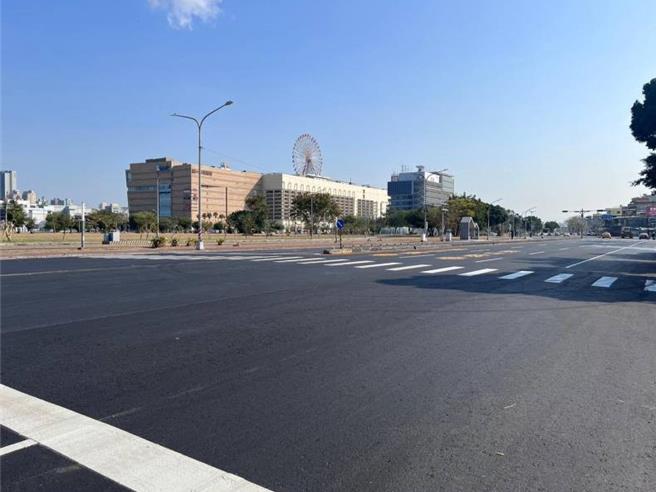 前镇区扩建路重新刨铺。（高市工务局提供／杨舒婷高雄传真）