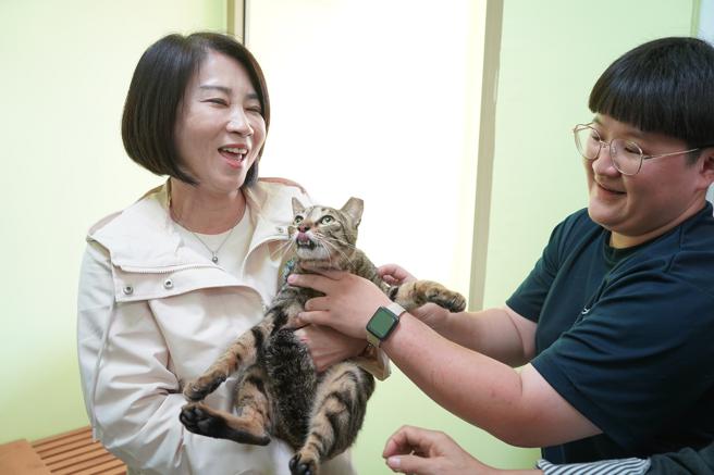 周春米（左）關懷浪浪福祉。（圖片來源：屏東縣政府提供）

