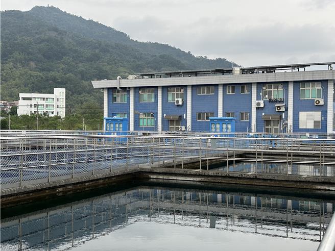 台灣自來水公司在台東利嘉淨水廠設置首座小型水力發電，今天首次邀請民眾觀摩。（蔡旻妤攝）