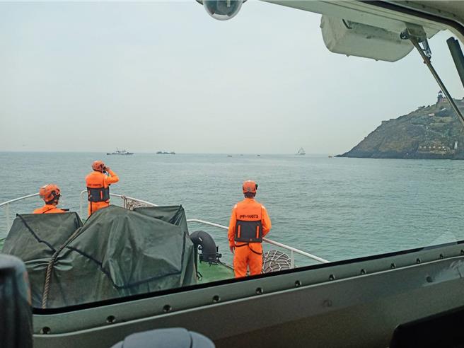 金門海巡隊海巡艇協尋陸籍「閩龍漁61222號」漁船。（海巡署提供／林雅惠高雄傳真）