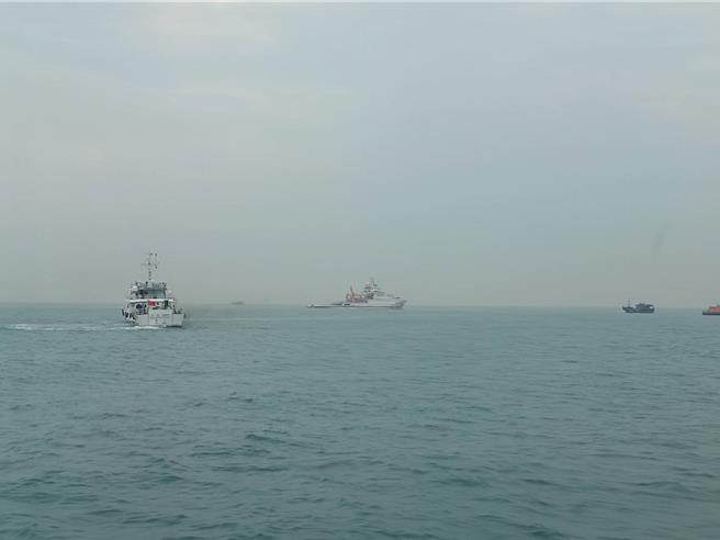 現場持續由4艘巡防艇與陸方6艘救難船艦共同搜救中。（海巡署提供／林雅惠高雄傳真）