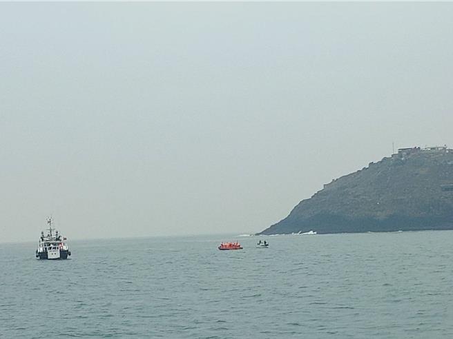 現場持續由4艘巡防艇與陸方6艘救難船艦共同搜救中。（海巡署提供／林雅惠高雄傳真）