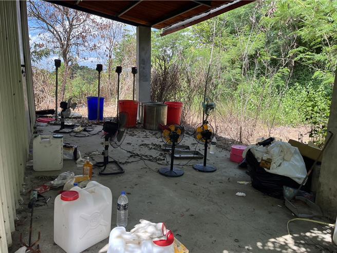 台南市刑大偵6隊去年在東山區破獲一處製毒工廠，現場都是製毒的工具與容器。（讀者提供／程炳璋台南傳真）