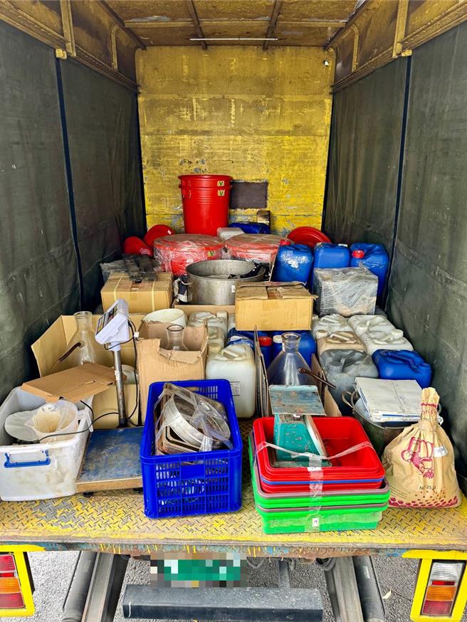 台南市刑大偵6隊去年在東山區破獲一處製毒工廠，大量製毒工具裝滿一貨車。（讀者提供／程炳璋台南傳真）