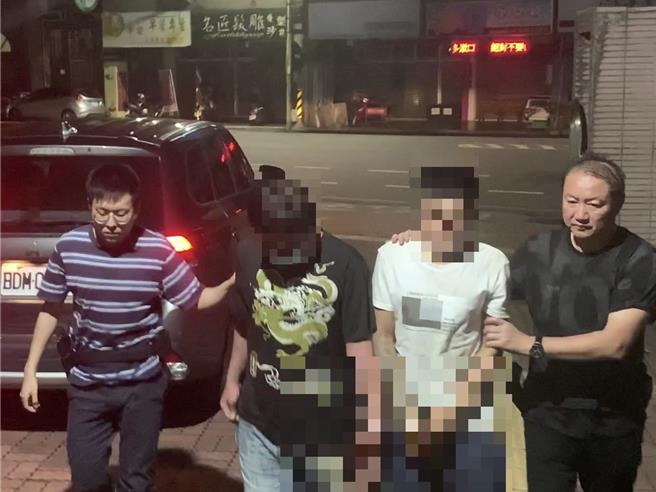 台南市刑大偵6隊14日宣布破獲東山區一處製毒工廠，逮獲蘇姓嫌犯（左二）與何姓嫌犯（右二）歸案。（讀者提供／程炳璋台南傳真）