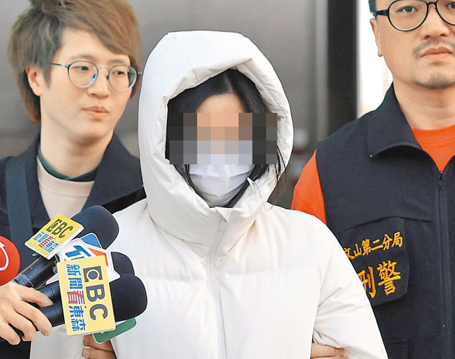 劉姓保母受兒福聯盟委託照顧1歲大男童，卻涉嫌與胞妹凌虐男童致死。警方為釐清兒盟社工訪查紀錄是否造假，12日將陳姓女社工（中）帶回調查。（鄧博仁攝）