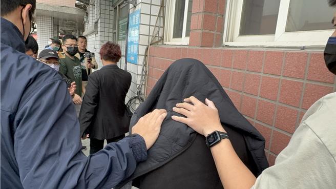 女嬰遭丟棄在清水岩，檢方14日複驗，謝姓男子與許姓女子到場。（洪靖宜攝）