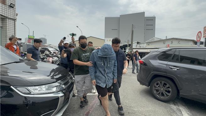 女嬰遭丟棄在清水岩，檢方14日複驗，謝姓男子與許姓女子到場。（洪靖宜攝）