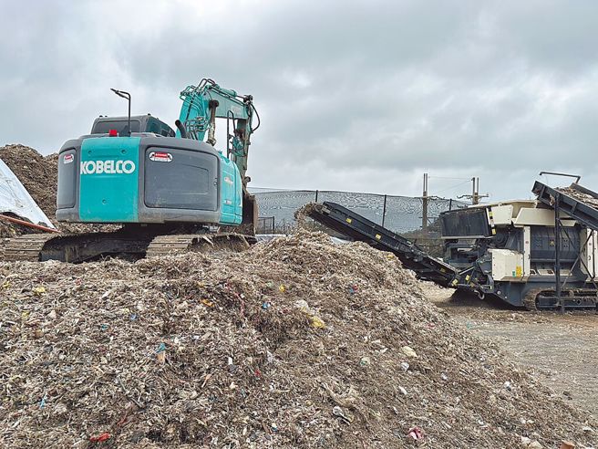 圖為新竹縣兩年前啟動SRF計畫，以新豐掩埋場廢棄物作為第1案料源測試。（資料照片）