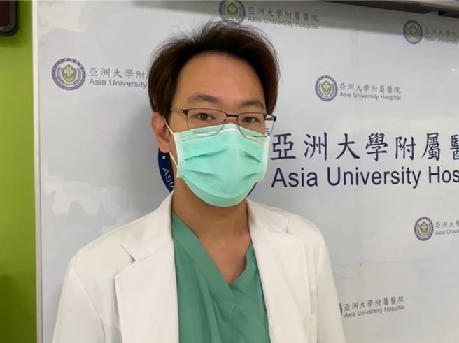 台中有少年躲進某自助洗衣店的烘衣機中，隨烘衣機運轉，行徑誇張。亞大醫院急診醫學科主治醫師張焴程14日指出，該行為恐造成肢體挫傷、頭部撞擊和燒燙傷、缺氧等風險。（亞大醫院提供／潘虹恩台中傳真）