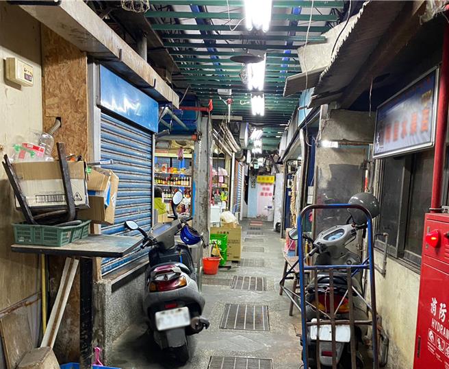 金山第一公有零售市场，摊位狭小且设备老旧。（新北市都市更新处提供／张铠乙新北传真）