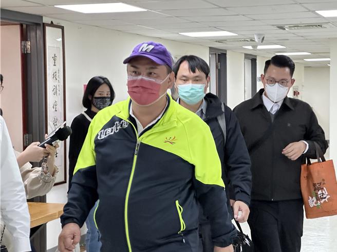 國民黨台北市議員陳重文（圖）14日上午，不僅議會研究室遭到檢方與廉政署搜索，搜索結束後也遭到檢方直接帶回台北地檢署複訊。（丁上程攝）