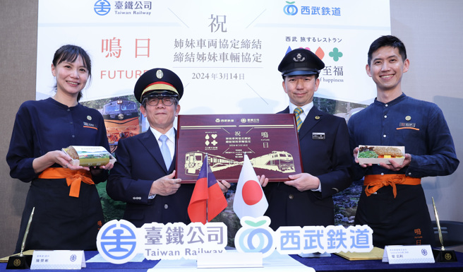臺鐵公司鳴日廚房和西武鐵道52席至福列車，14日舉行締結姐妹列車儀式，由台鐵公司營運處處長陳榮彬（左二）及西武鐵道室長堤廣利（右二）一同舉行簽約儀式。（陳俊吉攝）