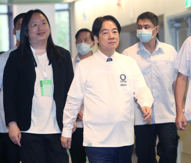 图为准总统赖清德（中）、数位发展部长唐凤（左）。（资料照，郑任南摄）