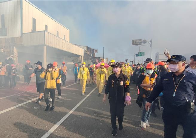 大甲警分局長謝建國表示，白沙屯媽祖進香特色，沒有固定路線，隊伍進入大甲區後可能選擇省道台1線或台61線為主要進香路線，為維護行人安全、確保車流順暢，警方每年都實施交管。（大甲警分局提供資料照／張妍溱台中傳真）