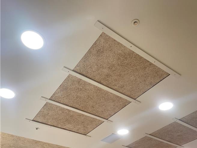 施工后，新增四道木板条固定检修盖孔。(黄敬文翻摄)