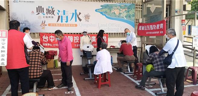 清水地政事務所與勞工局合作，除提供民眾「假日換狀」服務，在上午9點至中午12點邀請視障按摩師提供等候權狀民眾免費按摩服務。（台中市政府提供／張妍溱台中傳真）