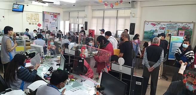  清水地政事務所與勞工局合作，提供民眾「假日換狀」服務，讓平日在外地工作且請假不易的民眾直呼「貼心！」。（台中市政府提供／張妍溱台中傳真）