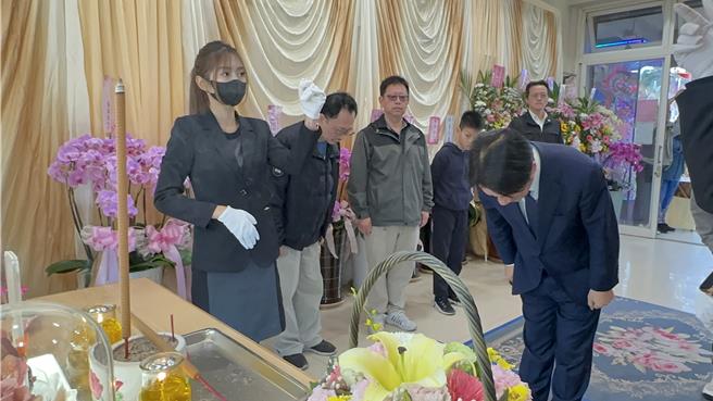 副总统赖清德14日赴台东到张甲长灵前上香，慰问家属。（民进党台东县党部提供／蔡旻妤台东传真）
