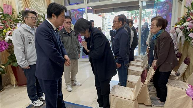 副总统赖清德14日赴台东到张甲长灵前上香，慰问家属。（民进党台东县党部提供／蔡旻妤台东传真）