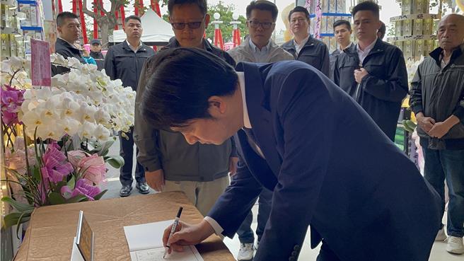 副总统赖清德14日赴台东到张甲长灵前上香，慰问家属。（民进党台东县党部提供／蔡旻妤台东传真）