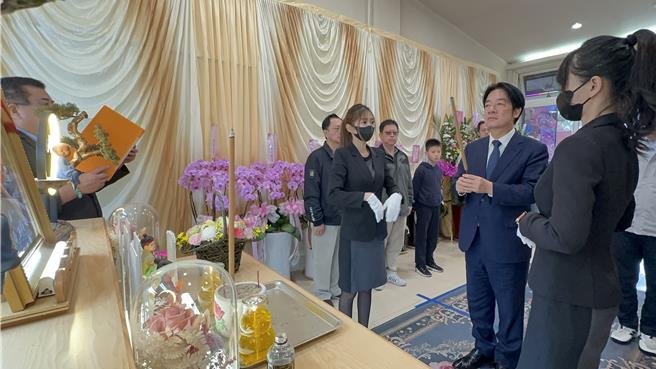 副总统赖清德14日赴台东到张甲长灵前上香，慰问家属。（民进党台东县党部提供／蔡旻妤台东传真）