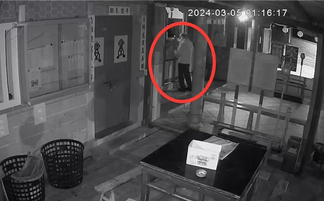 曾姓惯窃以为半夜犯案神不知鬼不觉，没想到犯案过程被庙方监视器「全都录」。(图／民眾提供)