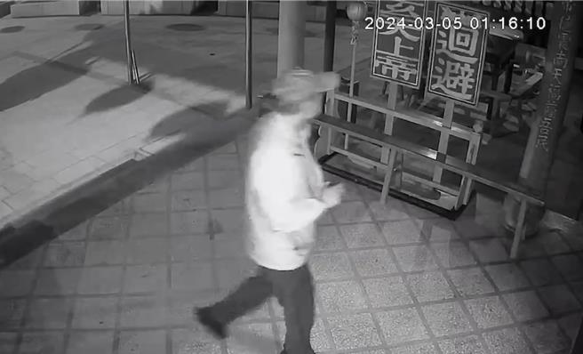 曾姓惯窃以为半夜犯案神不知鬼不觉，没想到犯案过程被庙方监视器「全都录」。(图／民眾提供)