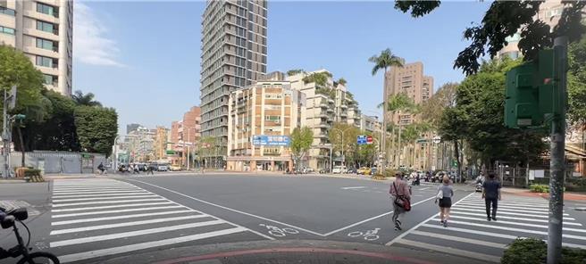 行人綠燈早開為行人綠燈先亮3至10秒，增加行人能見度，提升行人交通安全。（台北市交工處提供／劉彥宜台北傳真）