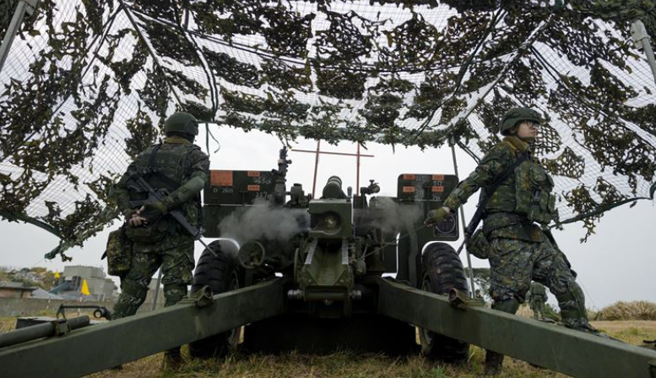 官兵运用105榴炮实施舟波攻击。(青年日报提供)