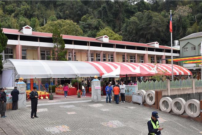 苗栗县三义乡鲤鱼国小老旧校舍将拆除重建。（谢明俊摄）