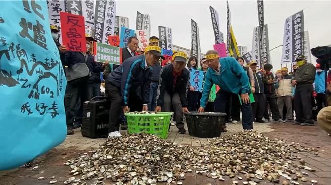 晶鼎焚化爐施工前環評書說明會14日登場，反對的群眾在會場外高舉旗幟要求撤案。（孫英哲攝）