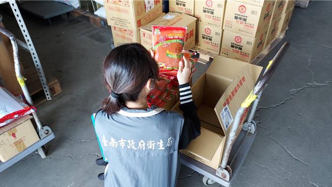台南市卫生局每天派员稽查含苏丹红产品的业者，通知业者下架回收。（台南市卫生局提供／曹婷婷台南传真）