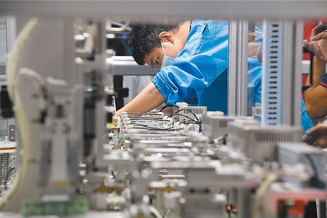 世界鋰礦開採中資無處不在，彭博：西方現在想剝離中國鋰供應鏈已不可能。（中新社）